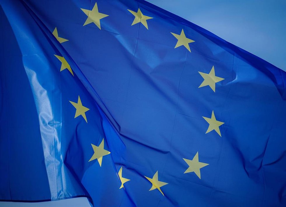 Archivo - FILED - 10 March 2022, France, Versailles: The flag of the European Union flies outside the chateau in Versailles. The European Union has placed top Hamas military officers on its terror list, according to the EU Official Journal, a register o