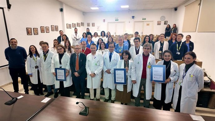 Foto de familia de profesionales de Cardiología, Maxilofacial y Nefrología con la certificación de calidad acreditada por ACSA.