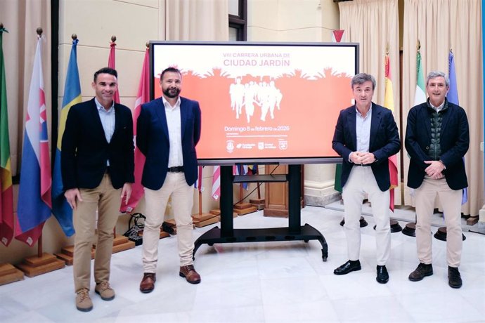 El concejal delegado del distrito, Avelino Barrionuevo, junto al responsable de Educación de la Fundación Unicaja, Enrique Gómez-Puig, y el director del colegio, Luis Cabrera, presentan la Carrera Urbana del Colegio Fundación Unicaja Sagrada Familia