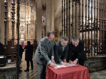 El alcalde de Logroño, Conrado Escobar, el delegado de Patrimonio de la Diócesis de Calahorra y La Calzada-Logroño, Jesús Ignacio Merino, y el presidente de la Fundación Iberdrola España, Jaime Alfonsín, suscriben el convenio de colaboración