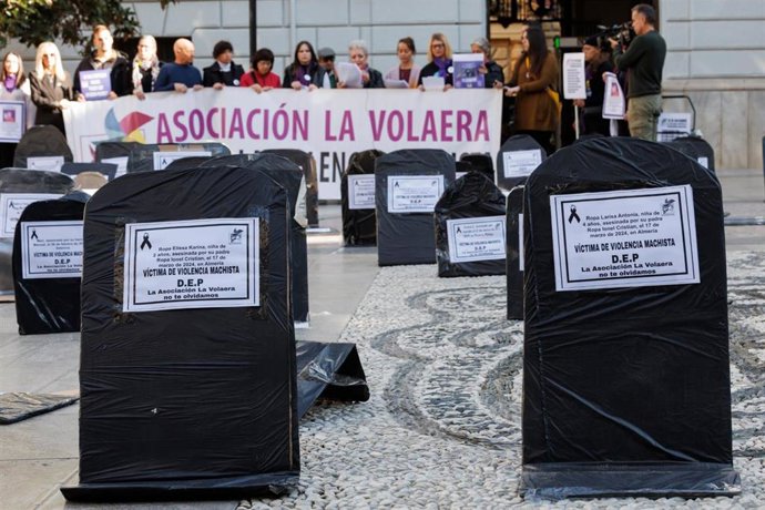 Archivo - Imagen de archivo de una concentración organizada en recuerdo de las víctimas de violencia machista por la asociación La Volaera frente al Ayuntamiento de Granada