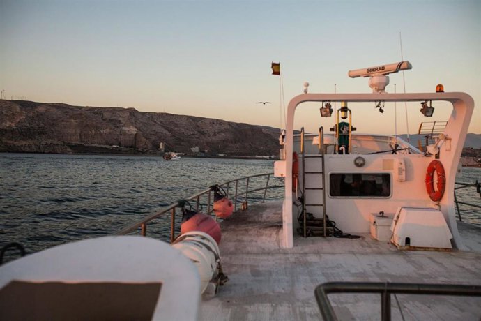 Archivo - Embarcación de la flota de arrastre de Almería.