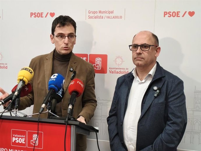 El portavoz del Grupo Socialista de Valladolid, Pedro Herrero, (i) y el concejal Luis Vélez (d) en la rueda de prensa.