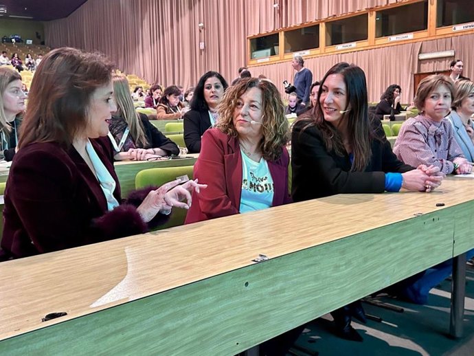 Las consejeras de Inclusión Social y de Desarrollo Educativo, Loles López y María del Carmen Castillo, respectivamente, dialogan con la alcaldesa de Torremolinos, Margarita del Cid, en el VI Congreso Andaluz de Coeducación que se celebra en la ciudad.