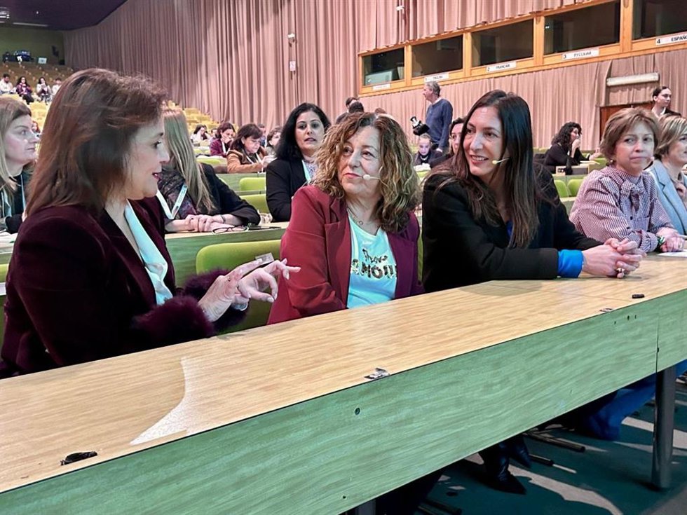 Las consejeras de Inclusión Social y de Desarrollo Educativo, Loles López y María del Carmen Castillo, respectivamente, dialogan con la alcaldesa de Torremolinos, Margarita del Cid, en el VI Congreso Andaluz de Coeducación que se celebra en la ciudad.