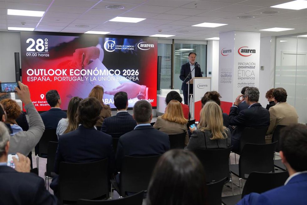 El presidente y cofundador de Auren, Mario Alonso, con el público durante la presentación de Outlook Económico 2026: España, Portugal y Unión Europea organizado por la Cámara de Comercio e Industria Hispano Portuguesa (CHP).