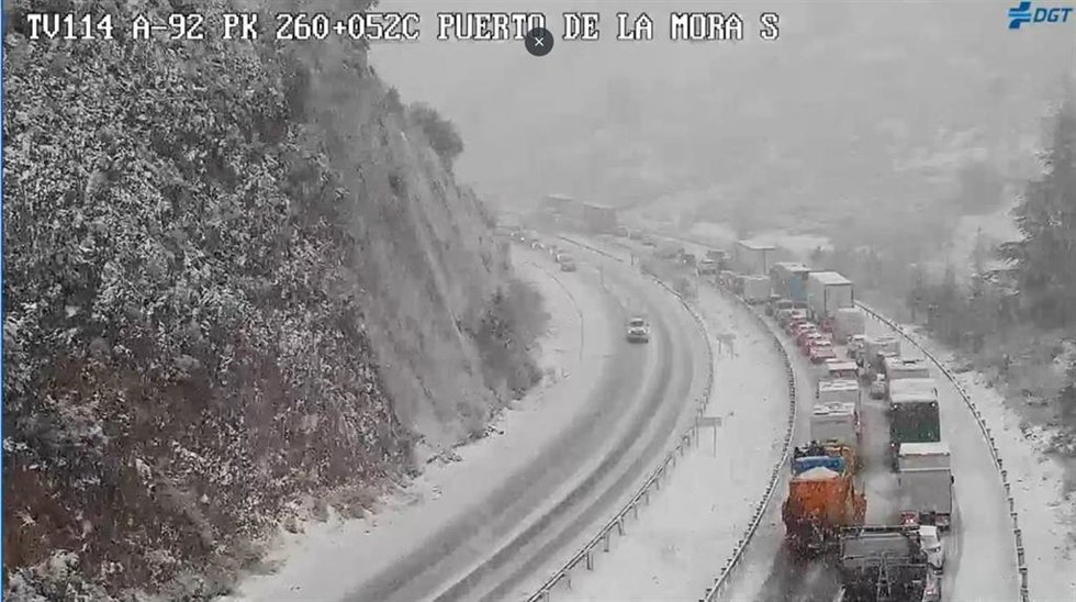 Cortado el puerto de la Mora, en Granada, por nieve.