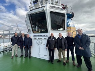 Presidente de la Autoridad Portuaria, Carlos Rubio; el Jefe Relaciones Institucionales, Marketing y Promoción Comercial, Alejandro Martínez; el jefe de Explotación Javier Artola y gerente de ACEMAR, Juan José Sibina con los representantes de Rusa Málaga