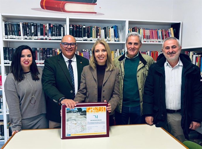 La diputada de Fomento e Infraestructuras, Nieves Atencia, ha presentado este lunes junto al alcalde de Vélez-Málaga, Jesús Lupiáñez, los trabajos que se llevarán a cabo, que se centran en diversas actuaciones para evitar que se inunde la carretera.