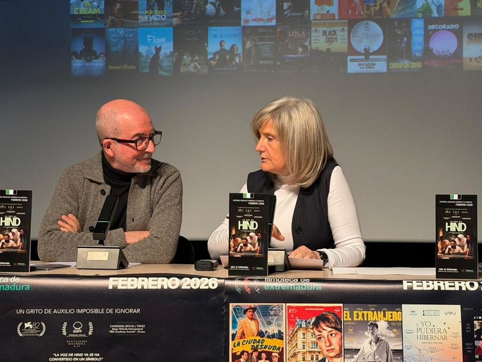El director de la Filmoteca de Extremadura, Antonio Gil Aparicio, y la consejera de Cultura, Victoria Bazaga, en una rueda de prensa