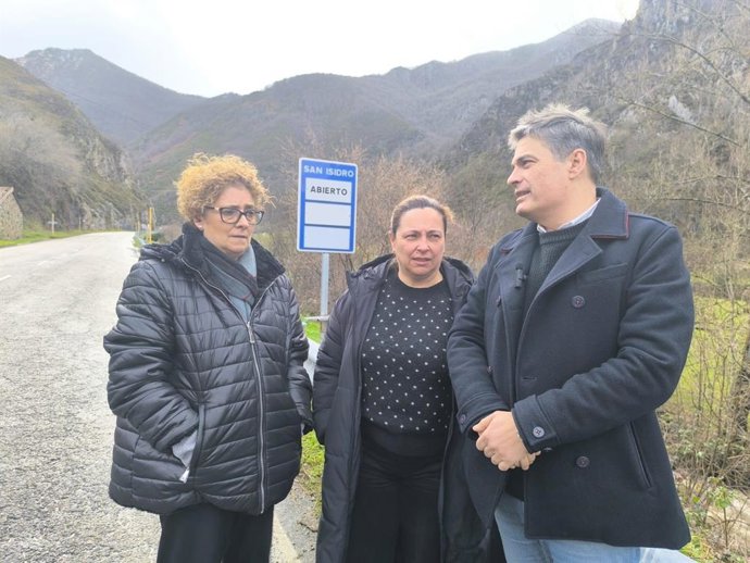 El diputado del PP de Asturias, Pedro de Rueda, junto a la diputada Gloria García y la edil y portavoz municipal del PP de Aller, Nieves Díaz.
