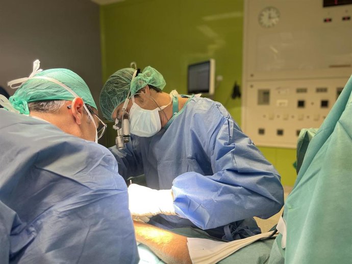 El especialista en Traumatología y Cirugía Ortopédica del Hospital Quirónsalud Sagrado Corazón de Sevilla, el doctor Alejandro Liñán, durante una cirugía.