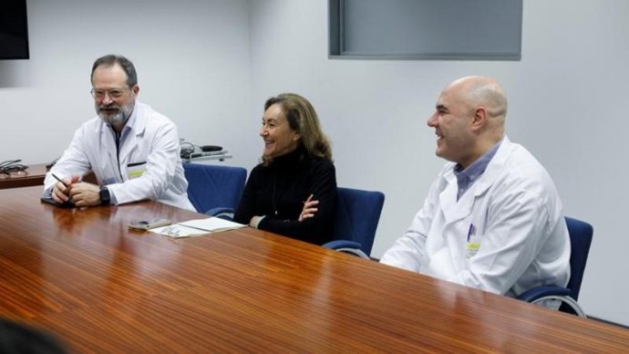 La consejera de Salud y Políticas Sociales, María Martín, se ha reunido con el gerente del Servicio Riojano de Salud, Luis Ángel González, y los profesionales del Servicio de Oncología