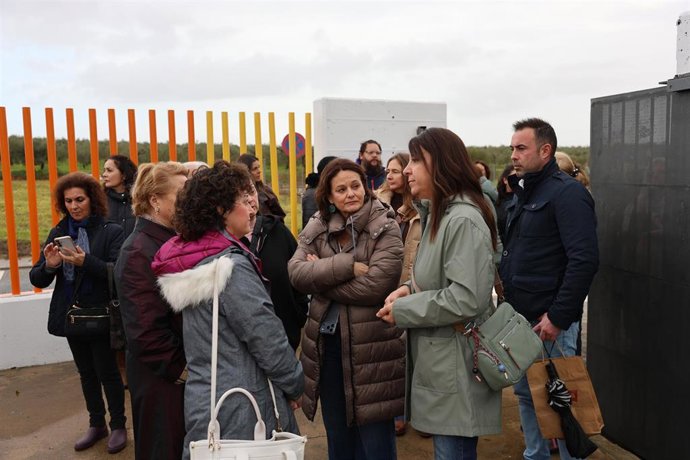 La secretaria de Política Institucional del PSOE de Sevilla y parlamentaria, Encarnación Martínez, y la alcaldesa de Espartinas, Cristina Los Arcos en una concentración en el CEIP Cerro Alto, en Espartinas (Sevilla)