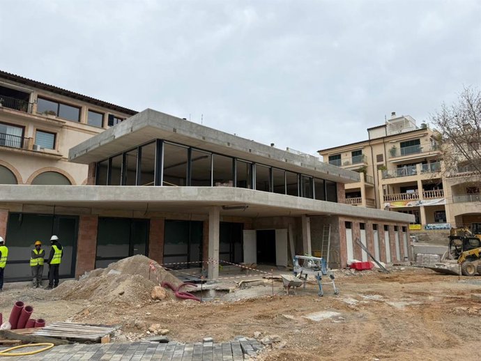 Obras del edificio multiusos del puerto de cala Ratjada.