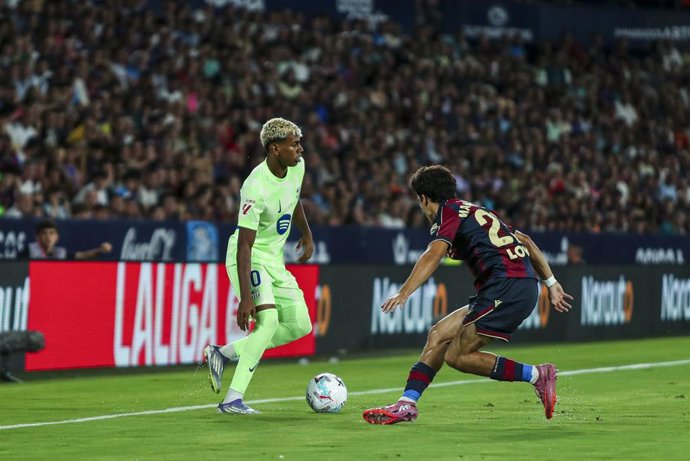Archivo - El extremo español Lamine Yamal (FC Barcelona), ante el Levante UD.