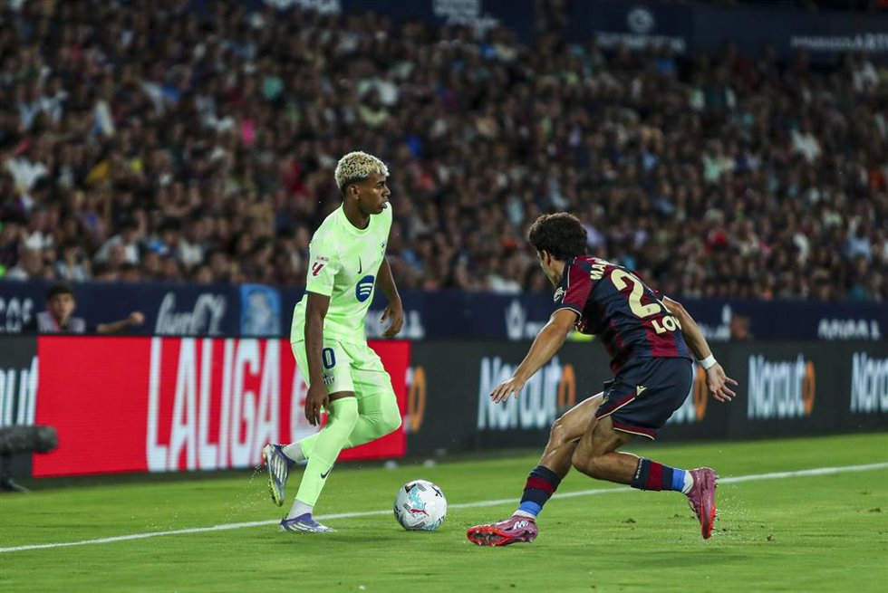 Archivo - El extremo español Lamine Yamal (FC Barcelona), ante el Levante UD.
