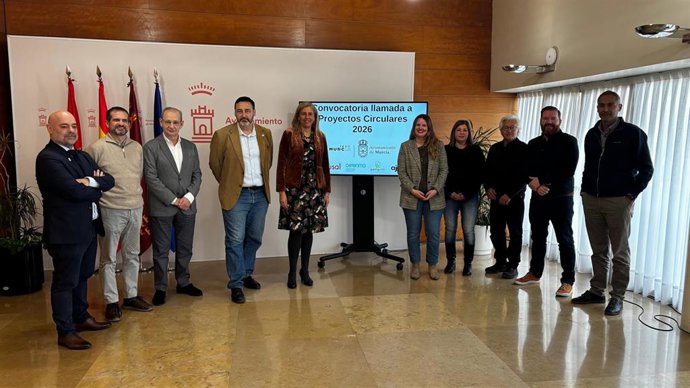 La edil de Gobierno Abierto, Promoción Económica y Empleo de Murcia, Mercedes Bernabé, junto al presidente de AEMA, Daniel Robles; la presidenta de AJE, Almudena Abellán; y el gerente de AMUSAL, Francesc Abad, presenta 'Llamada a Proyectos Circulares'