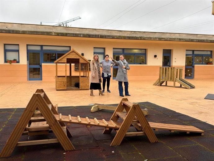 Andratx instala nuevos juegos infantiles en las escoletas municipales.