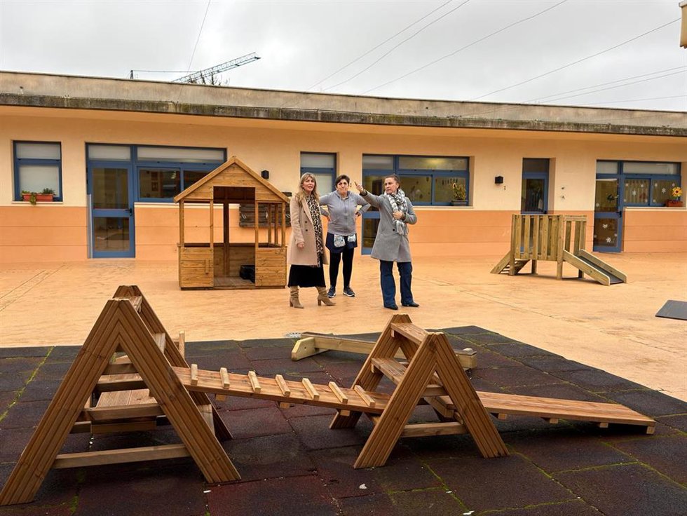 Andratx instala nuevos juegos infantiles en las escoletas municipales.