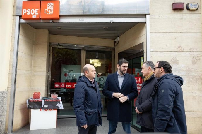 El candidato de Vox a la presidencia del Gobierno de Aragón, Alejandro Nolasco, y otros candidatos a las puertas de la sede autonómica del PSOE.