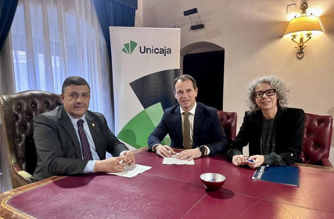 Carlos García (i), Carlos Martín-Forero y Cristina Sánchez, durante la firma del convenio.