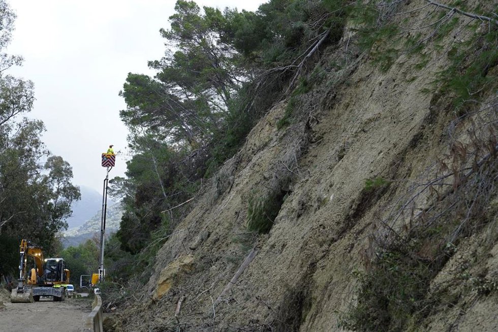 La carretera de acceso a Benamahoma (Cádiz), la A-372, ha sido gravemente dañada por las fuertes borrascas ocurridas en Andalucía.