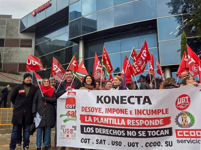 Manifestación de los trabajadores de Konecta frente a la sede de Vodafone en Sevilla.