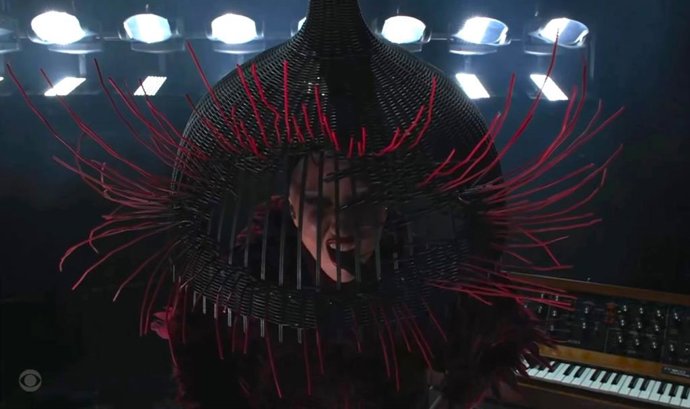 VÍDEO: Una enjaulada Lady Gaga rompe los Grammys 2026 con su rocosa versión de Abracadabra