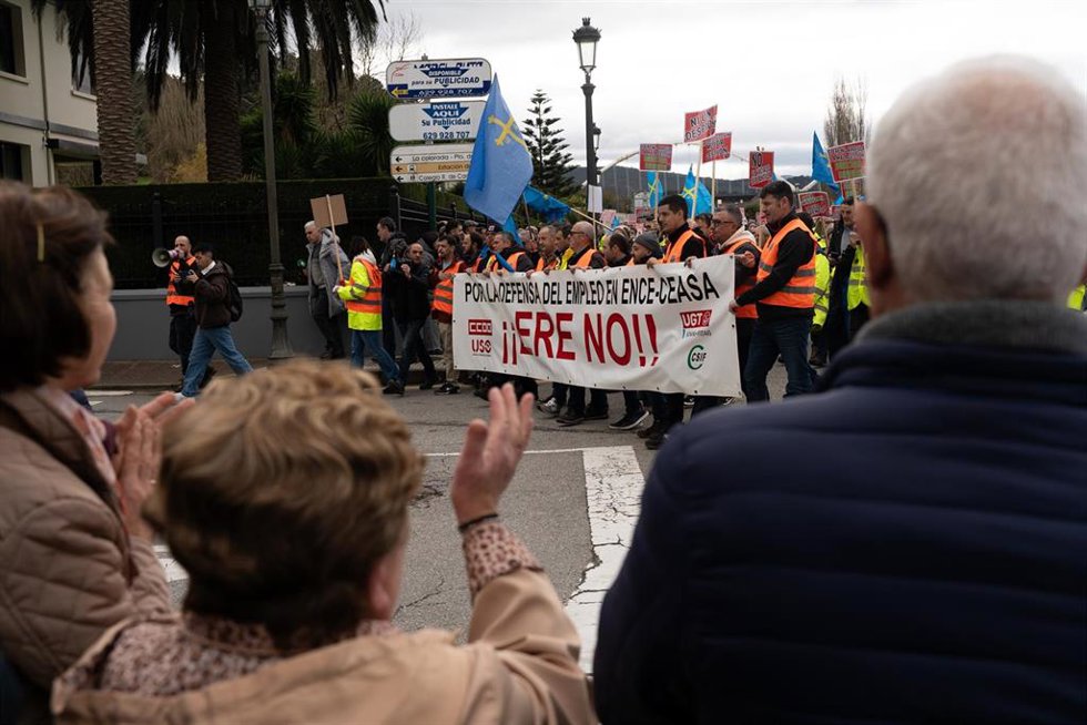 Trabajadores portan pancarta con lema 'Por la defensa del empleo en ENCE-CEASA. ¡ERE no!' durante la manifestación de la plantilla de Ence en contra del ERE a 96 trabajadores, a 1 de febrero de 2026, en Navia, Asturias (España). Los trabajadores protest