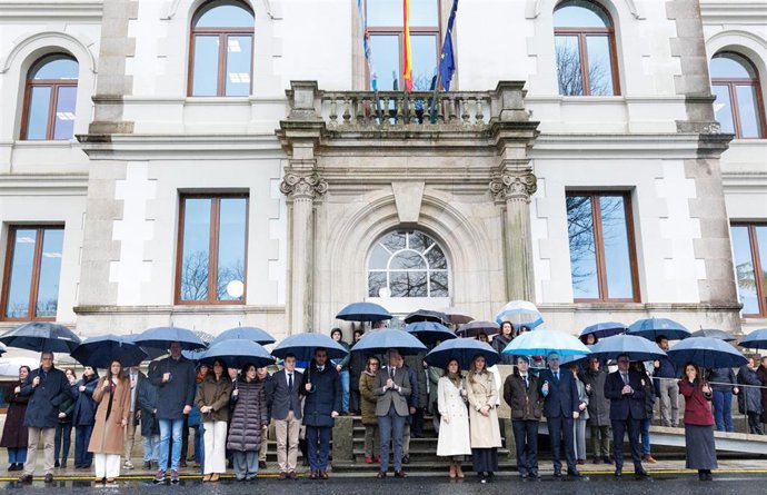 Minuto de silencio ante a entrada principal de San Caetano.