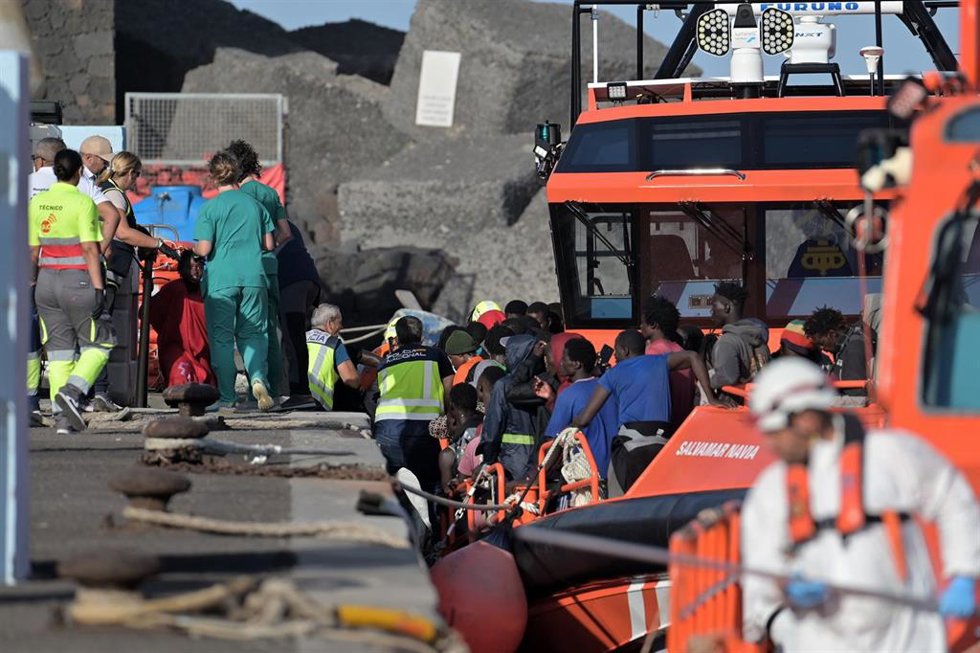 Archivo - Efectivos de emergencias atienden a personas en el Muelle de la Restinga, El Hierro, Canarias (España).