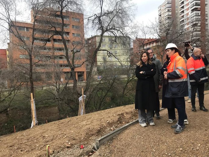 La alcaldesa de Zaragoza, Natalia Chueca, visita la plantación de 1.371 árboles de mediano y gran porte para regenerar las riberas del río Huerva