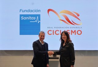 La directora general de Fundación Sanitas, Yolanda Erburu, y el presidente de la RFEC, José Vicioso Soto, formalizan el acuerdo.
