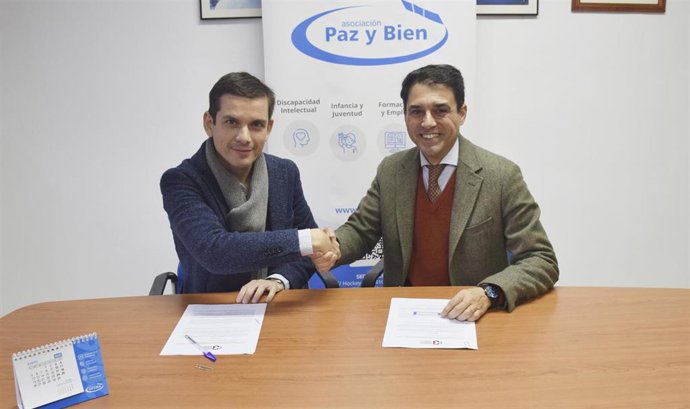 Leopoldo Izquierdo, director de la Fundación Kutxabank, e Israel Montes, presidente de Paz y Bien, tras la firma del convenio de colaboración.
