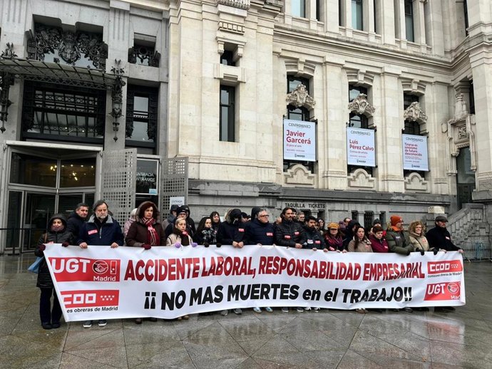 Concentración de UGT Madrid y CCOO Madrid contra las muertes por accidentes laborales frente al Ayuntamiento de la ciudad.