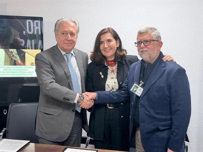 La consejera de Empleo, Rocío Blanco, en la firma de un protocolo general para desarrollar acciones conjuntas con la Fundación FLC.