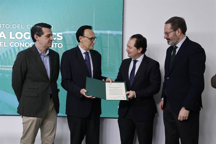 El consejero de Innovación de la Junta, José Carlos Gómez Villamandos (2i), junto al alcalde de Córdoba, José María Bellido (1i), entrega la resolución de inscripción del Clúster Andalucía Logistics al presidente del mismo, Miguel Ángel Tamarit (2d).