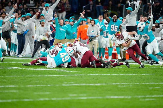 Archivo - Imagen de una jugada del Miami Dolphins-Washington Commanders disputado en el Santiago Bernabéu