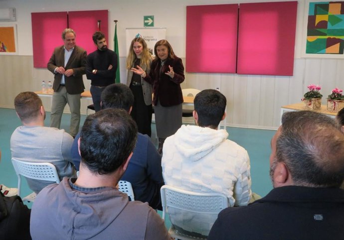 Los delegados de Empleo, Empresa y Trabajo Autónomo y de Justicia, Administración Local y Función Pública, Juan Carlos Duarte y Carmen Céspedes, respectivamente, en el CIMI Odiel Huelva.