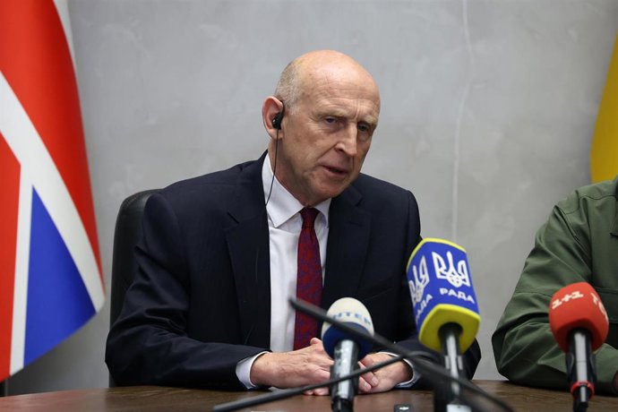 Archivo - El ministro de Defensa británico, John Healey, en una rueda de prensa en el marco de un viaje a Ucrania.