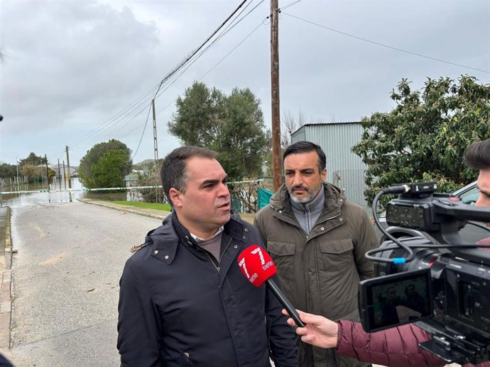 El secretario de Organización del PSOE en Cádiz, Juan Cornejo, y el secretario local en Jerez, José Antonio Díaz, en la zona rural afectada por el temporal.
