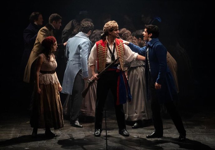 Archivo - Varios actores durante el pase gráfico del musical ‘Los Miserables’.