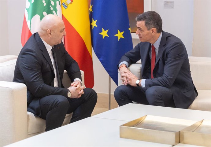 El presidente del Gobierno, Pedro Sánchez, recibe al presidente del Líbano, Joseph Aoun, en el Palacio de la Moncloa, a 2 de febrero de 2026, en Madrid (España). El presidente libanés efectúa una visita de Estado de dos días a España para abordar la posib