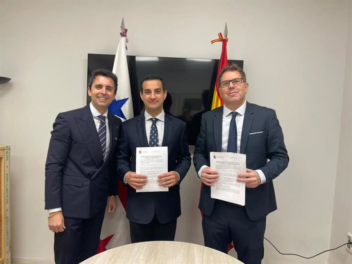 De izq a derecha: Carlos Benedito director de Relaciones Internacionales de Formato Educativo, Héctor Infante embajador de Panamá en España y Hugo Domínguez director general de Formato Educativo