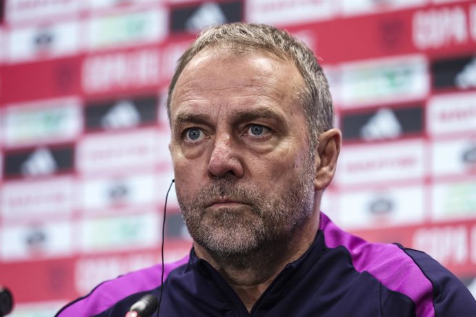 Hansi Flick, treinador principal do FC Barcelona, participa da coletiva de imprensa durante o dia de treino do FC Barcelona antes da partida da Copa da Espanha, Copa del Rey, contra o Albacete Balompie, na Ciudad Esportiva Joan Gamper, em 2 de fevereiro d