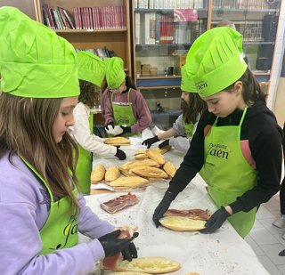 Alumnas de Peal de Becerro participan en el programa 'Degusta Jaén en tu colegio'.