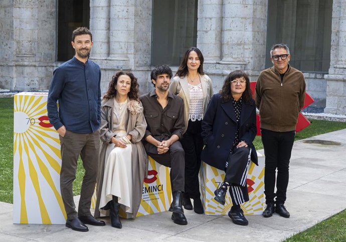 Archivo - (I-D) El productor Alex Lafuente; la productora Sandra Hermida; el actor; Francesco Carril; la productora Marisa Fernández Armenteros; la directora Isabel Coixet, y  el director de la Seminci, José Luis Cienfuegos, posan durante la presentación 