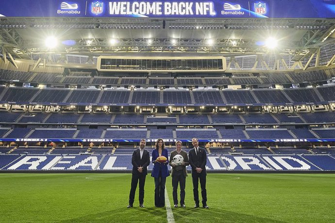 De izda a dcha: Rafa de los Santos, Isabel Díaz Ayuso, José Luis Martínez-Almeida y Emilio Butragueño sobre el césped del Estadio Santiago Bernabéu