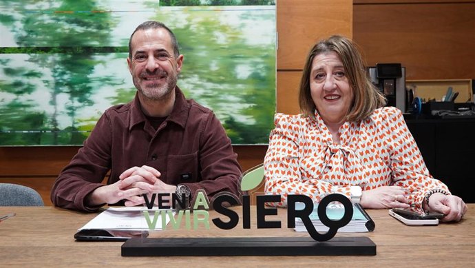 El alcalde de Siero, Ángel García, y la edil Sonia Lago durante la rueda de prensa de este lunes.